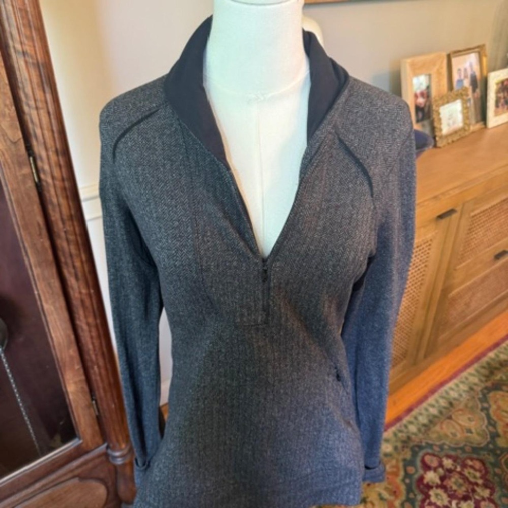 LULULEMON gray herringbone zip-up jacket with a contrasting black hood Size 8